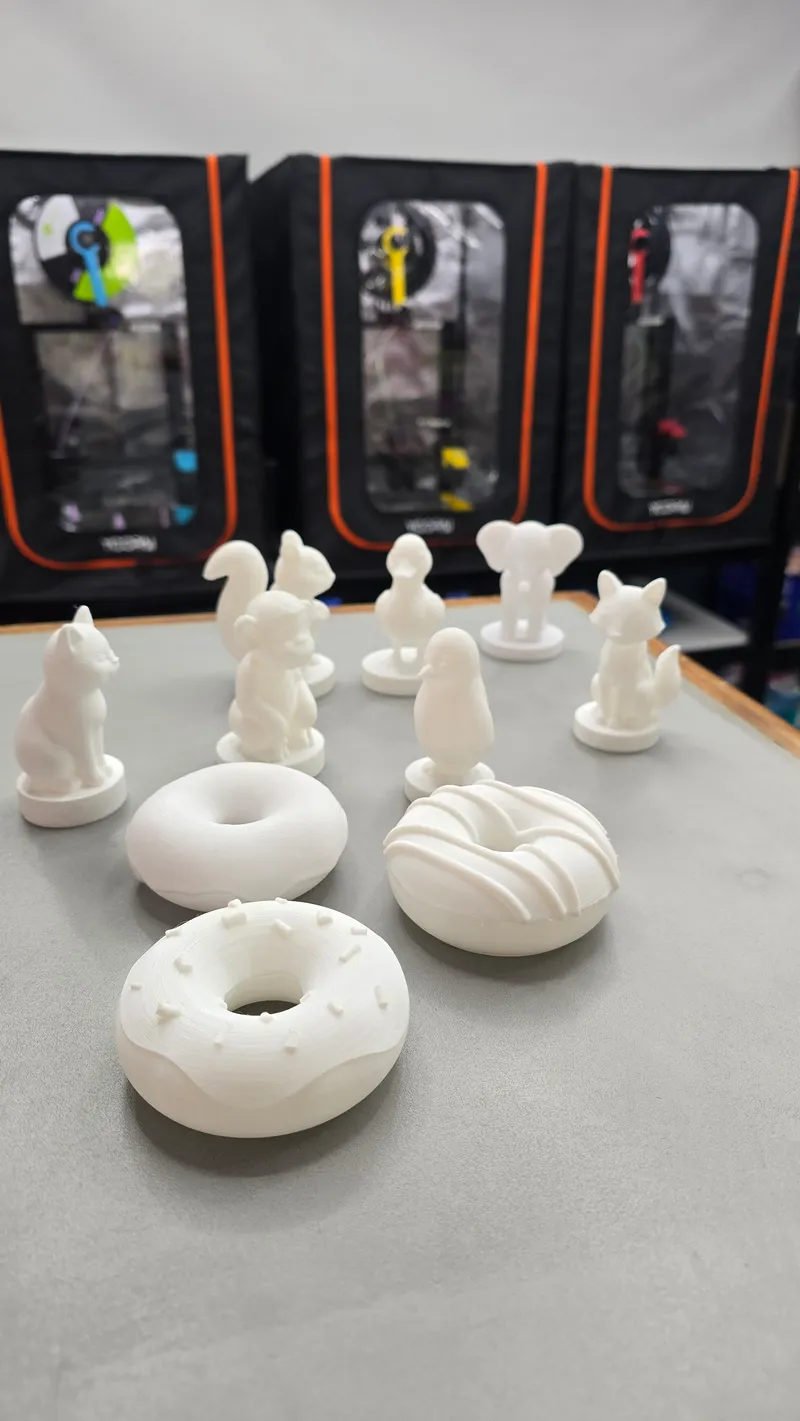 Figuras en blanco, listas para pintar: animales y donas recién salidos de la impresora 3D