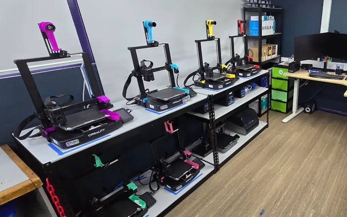 Estudiante en el laboratorio de cómputo durante una clase de impresión 3D